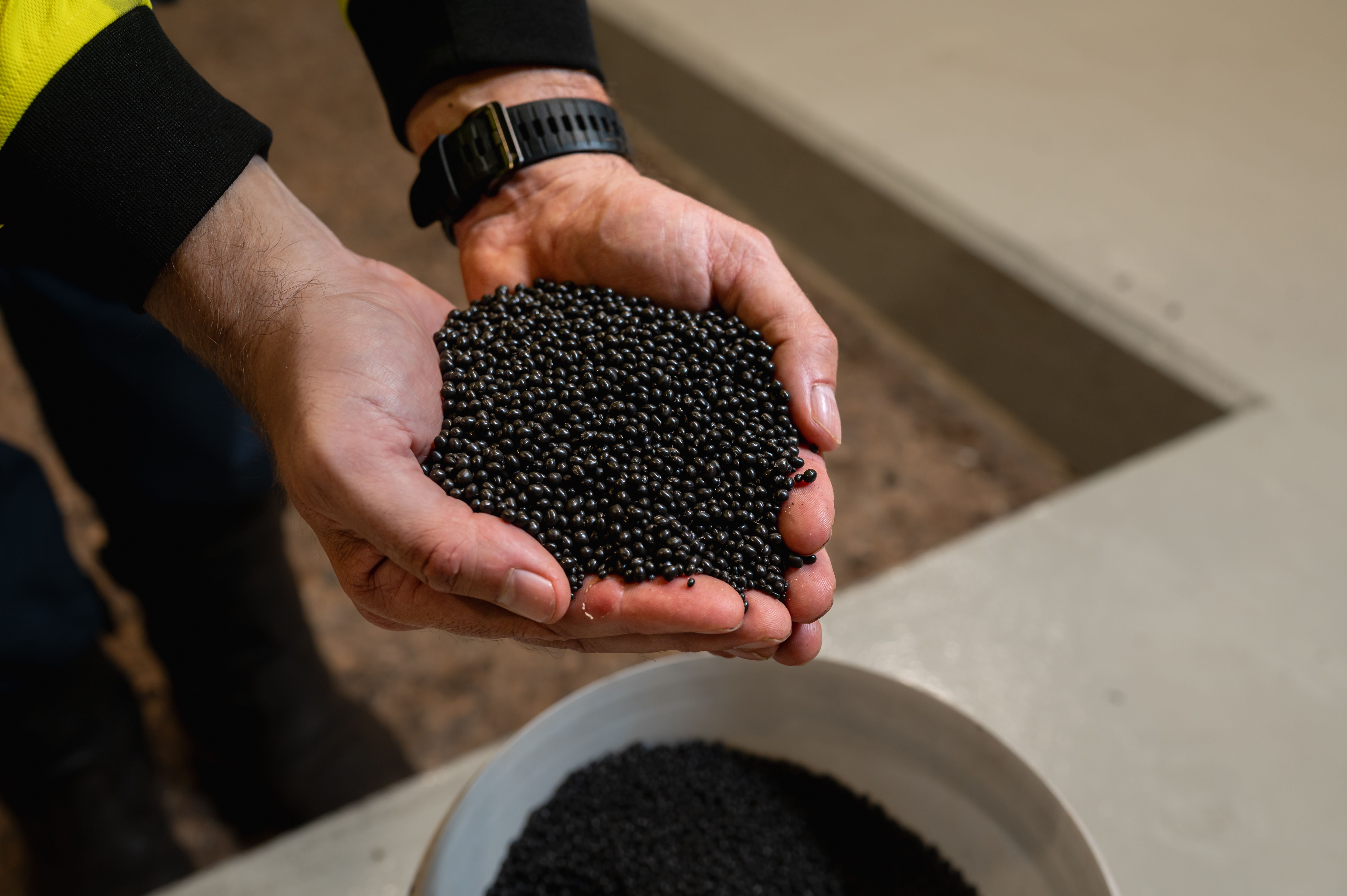 Plastic korrels als eindproduct van het Repaid luierrecyclingproces, die kunnen worden hergebruikt in hoogwaardige toepassingen.