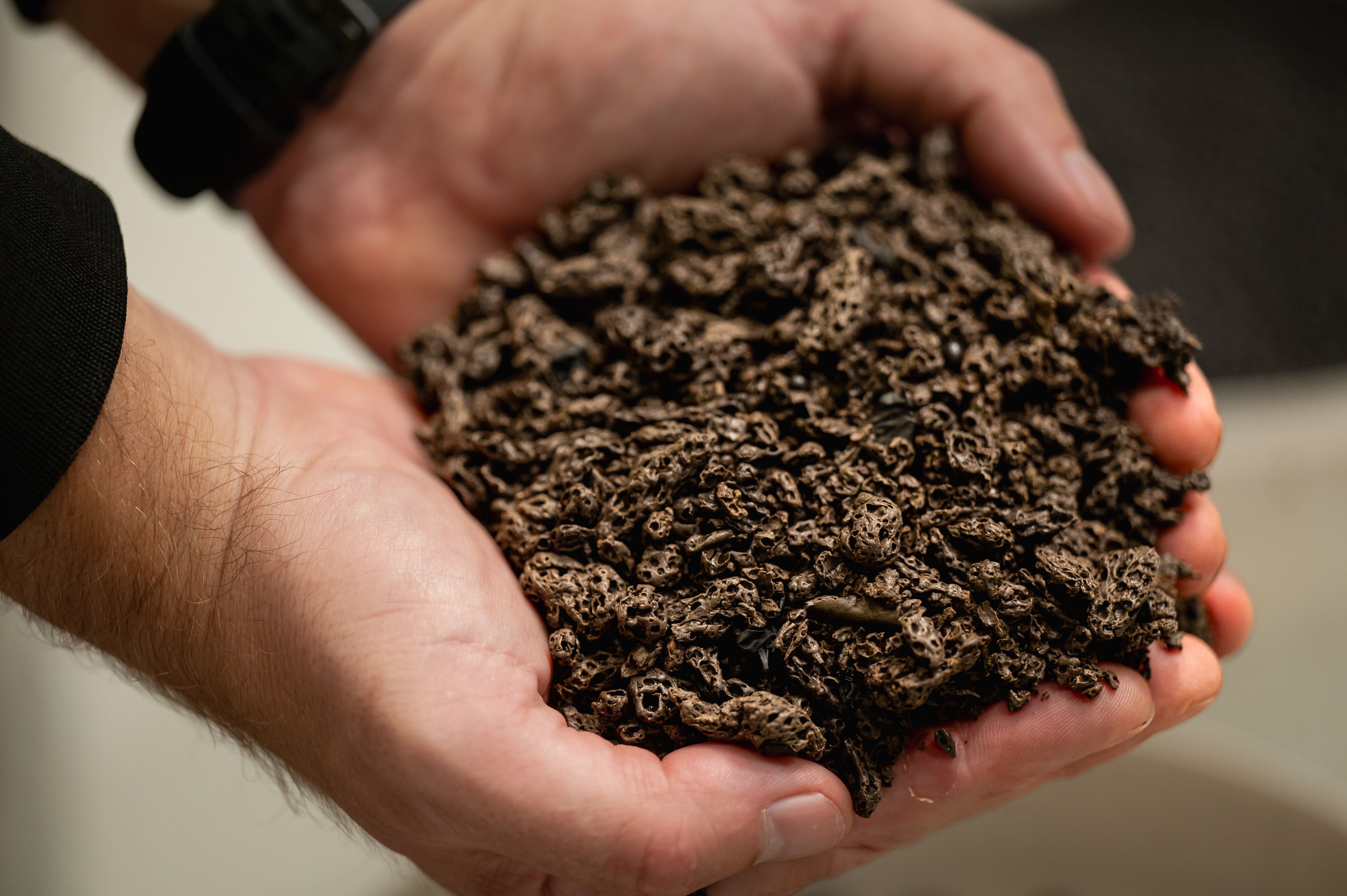 Halffabrikaat van het luierrecyclingproces, met organisch materiaal dat is omgezet in vezelkoek, klaar voor verdere verwerking in de vergister.