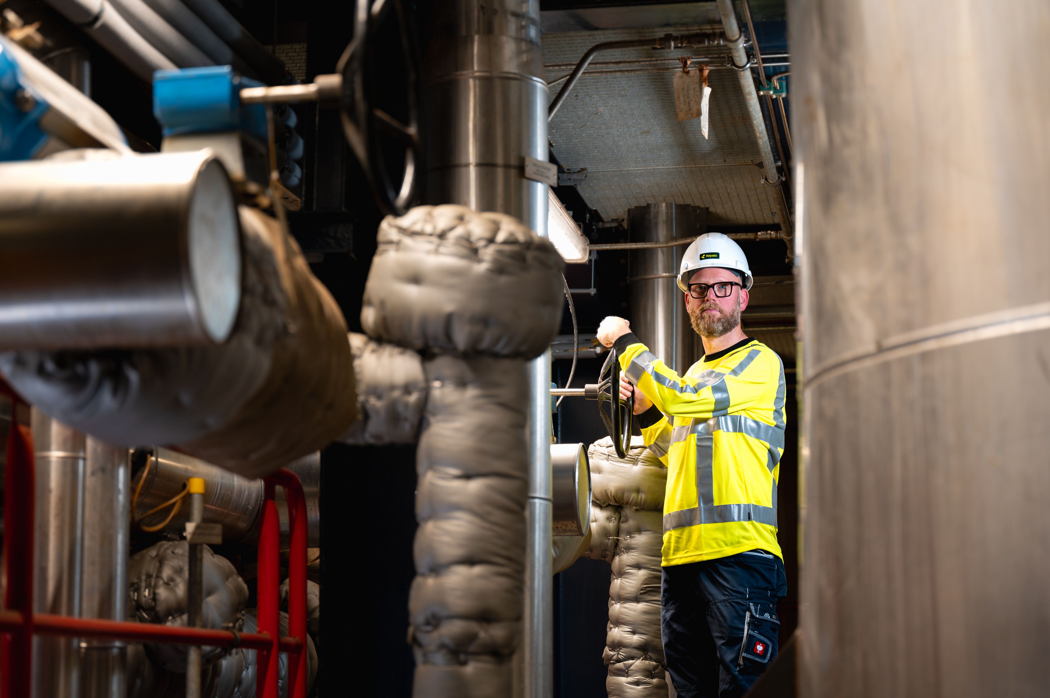 Repaid-medewerker bedient de luierrecyclinginstallatie