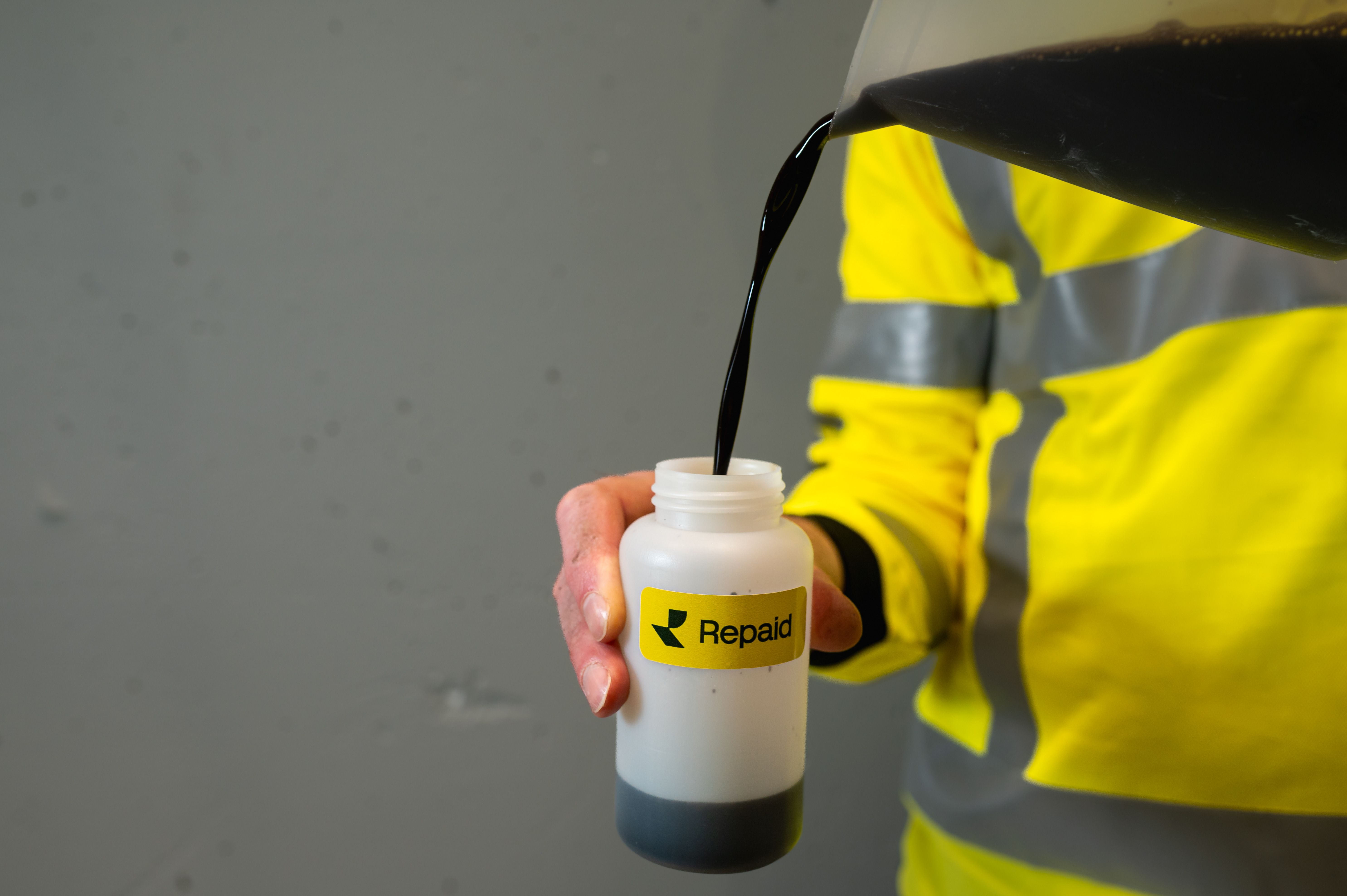 Zwarte vloeistof (slurry) met organisch materiaal, een tussenproduct in het luierrecyclingproces, klaar voor verdere verwerking.